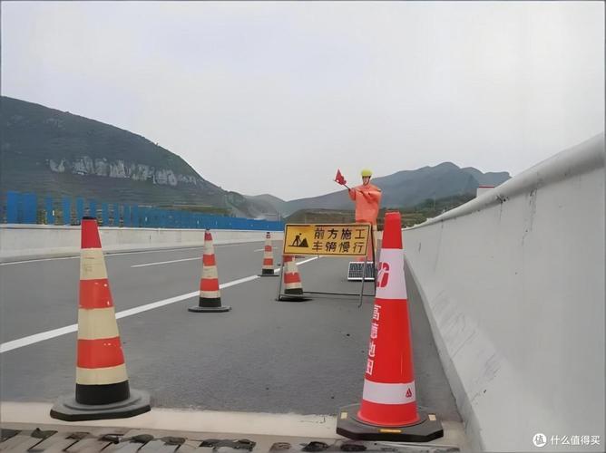 无人驾驶汽车遇到施工路段锥桶混乱场景