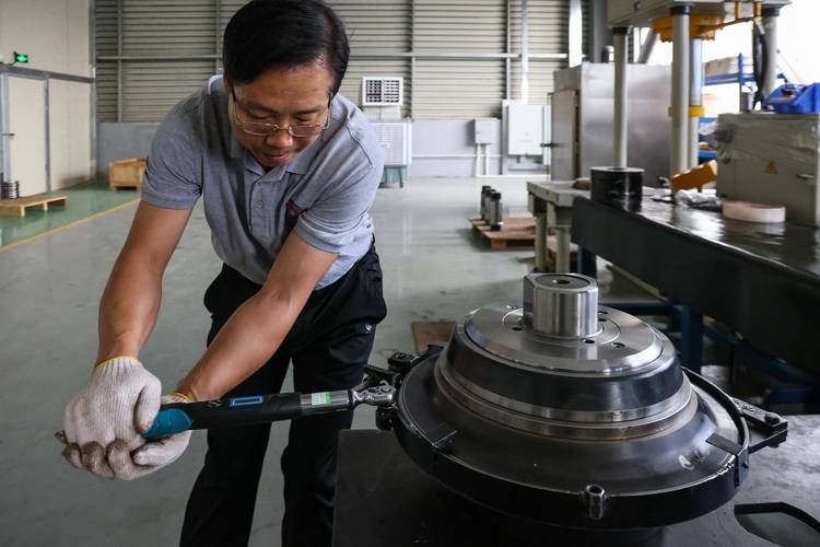 盾构机装配车间钳工手工刮研基准平板实拍