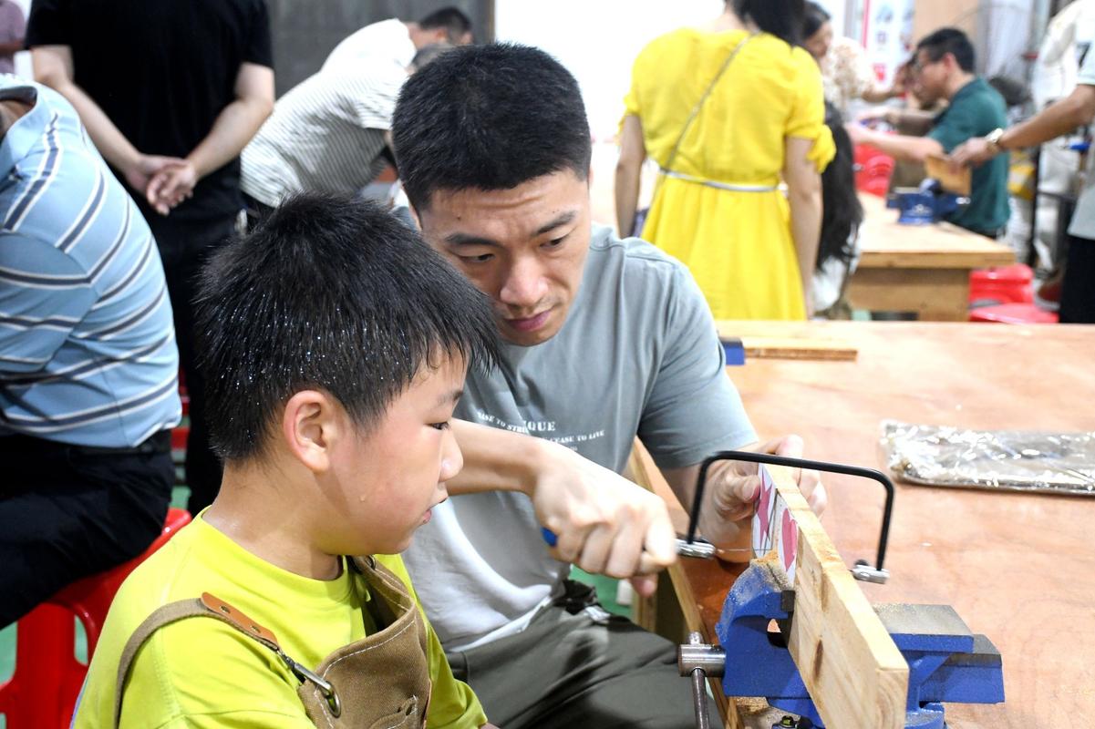 工业爸爸周末带娃做手工活动图