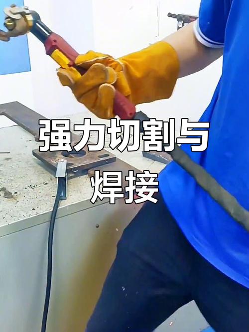 技术员调试等离子切割机割炬同心度