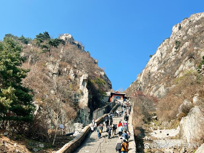 泰山十八盘石阶秋日远景