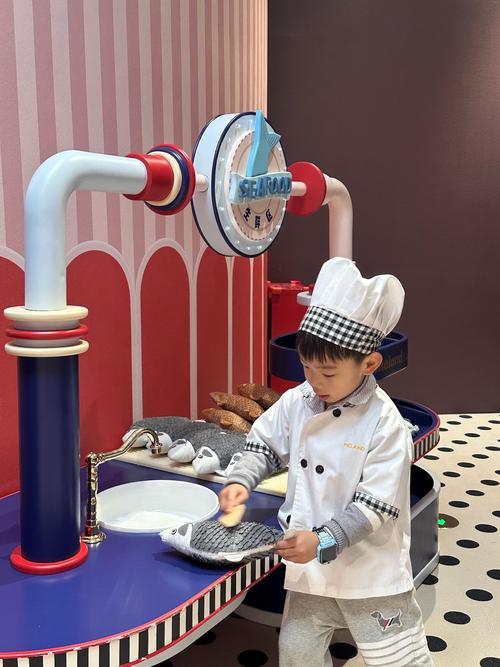 幼儿在厨房玩锅碗瓢盆 感官游戏早教