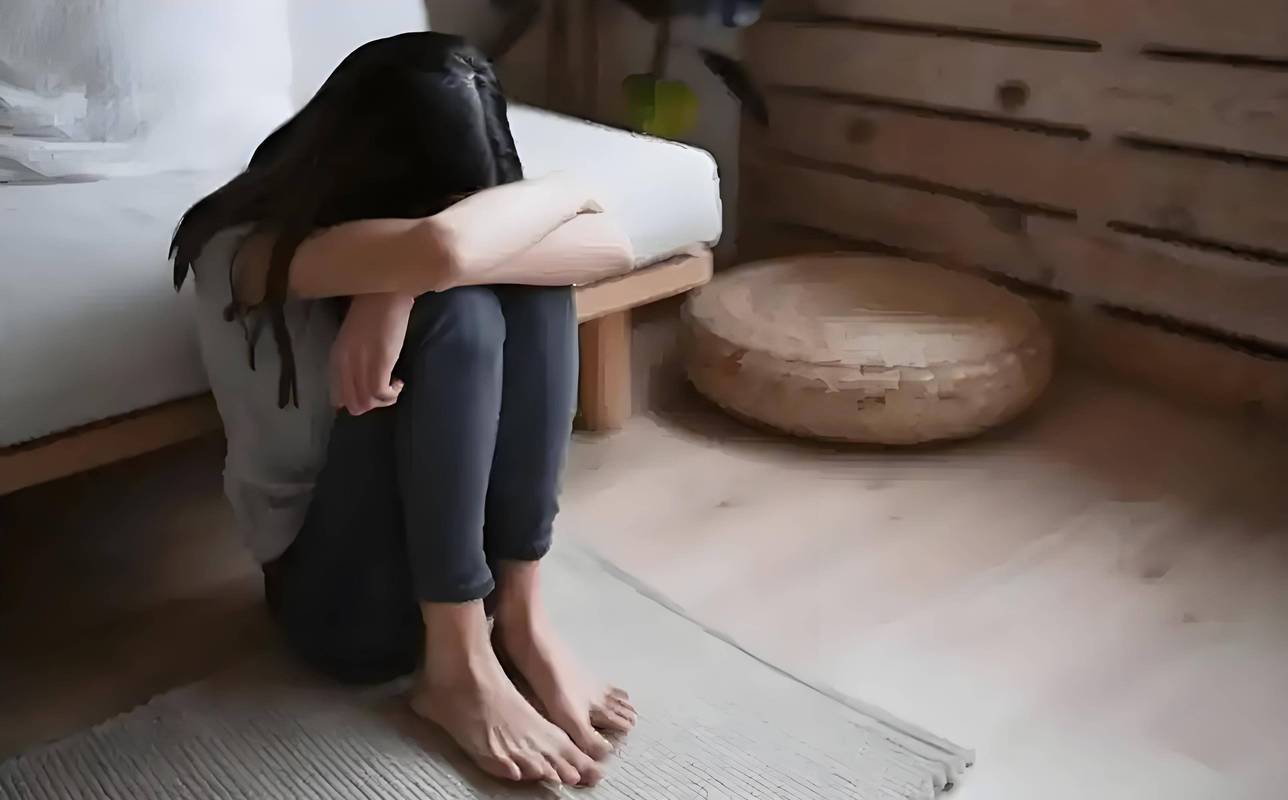 青少年用力关上房门叛逆行为特写