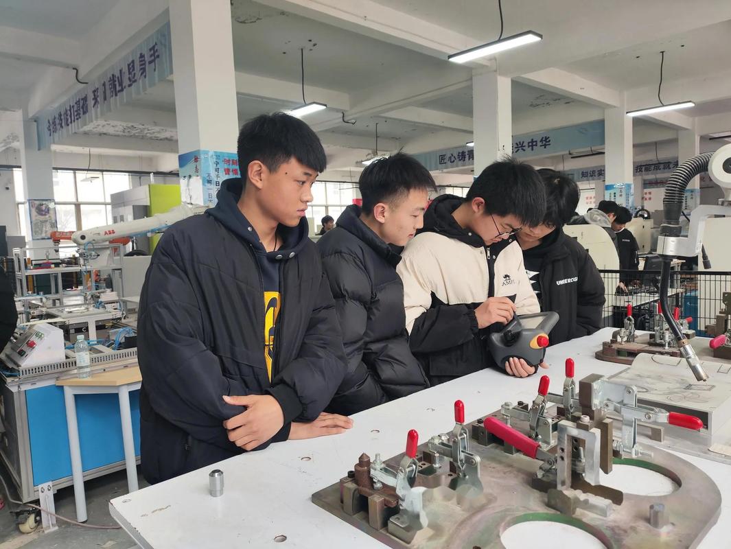 高中生小组项目职业技能实践场景