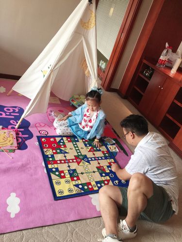 亲子在客厅沙发上蒙着棉麻餐布玩盲听猜情绪游戏