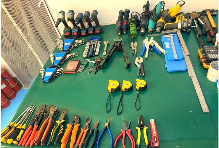 工业车间不同类型抛光工具摆放图