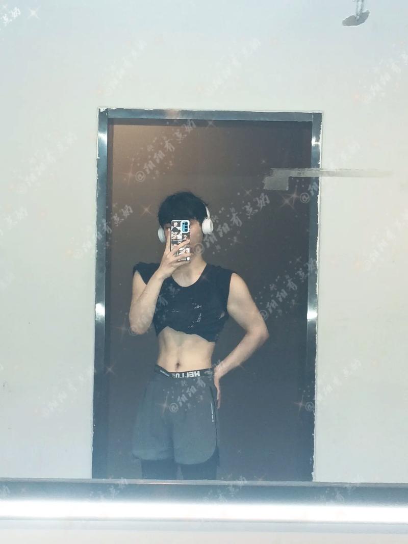 健身者照镜子检查腹肌效果失望表情