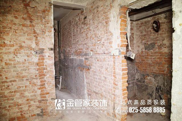 旧房墙面铲除后露出红砖层空鼓检查