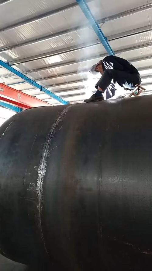 不锈钢反应釜成品焊缝打磨现场图