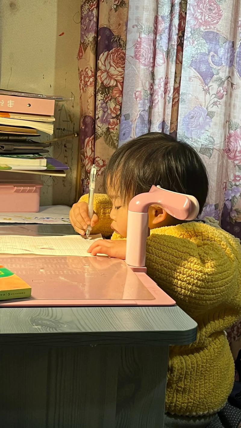 儿童趴在书桌看英语单词本场景