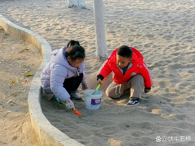 一群孩童在公园沙坑玩耍争抢铲子