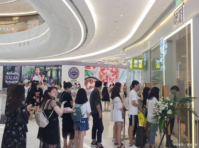 商圈排队买网红奶茶的年轻人群实拍