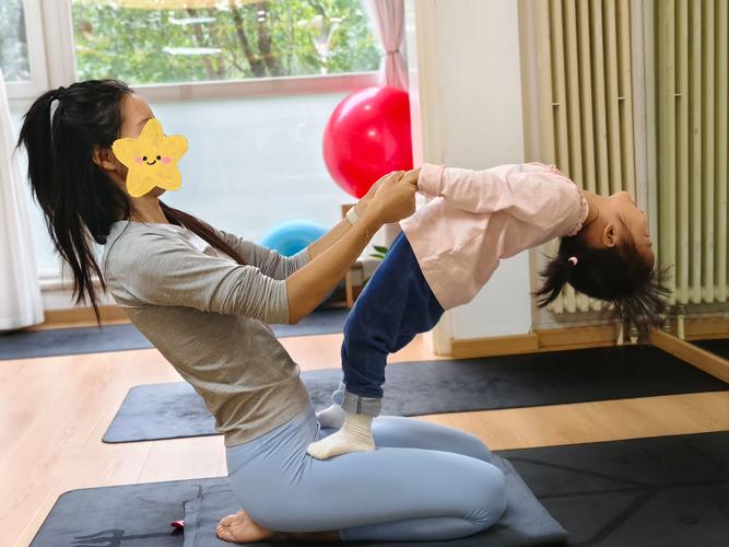 亲子瑜伽真实搞笑瞬间 妈妈和宝宝嬉闹