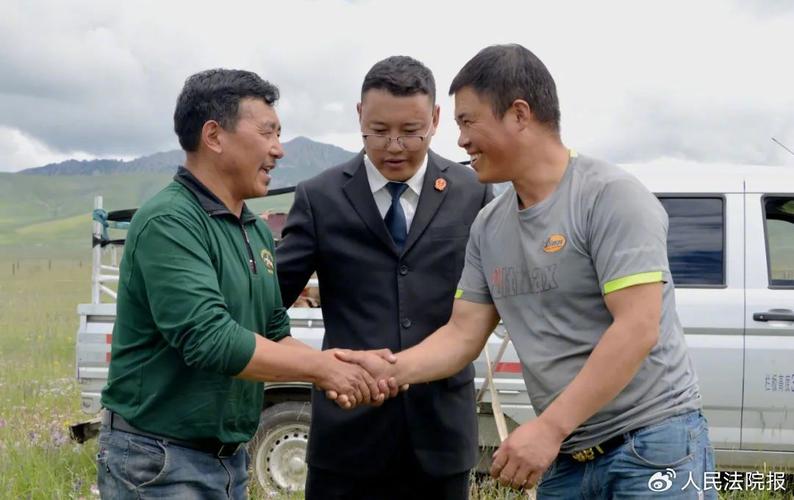 法院执行局执行回款后当事人握手言和场景