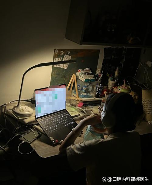 深夜直播结束后，主播独自对着屏幕发呆