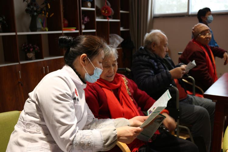 健康管理师在养老社区与老人亲切交流场景