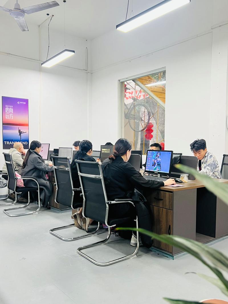 互联网创业团队15分钟站会办公场景