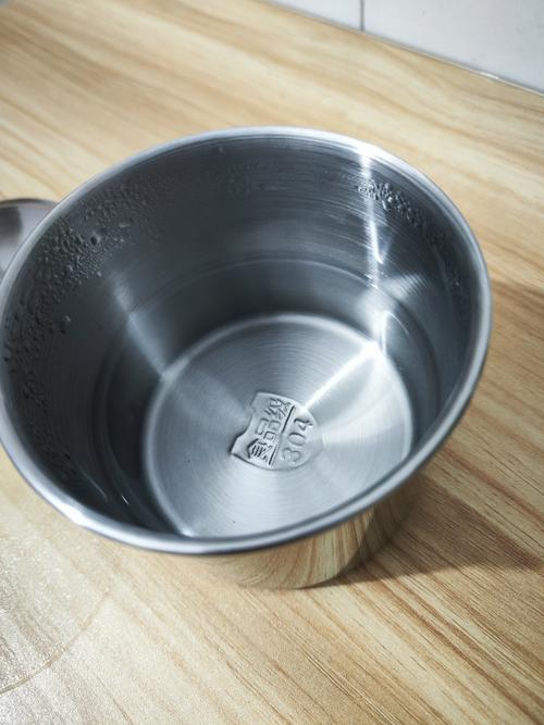 茶杯底部的304不锈钢标志特写图