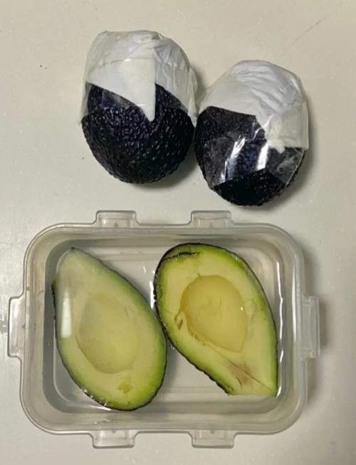 蜂蜡保鲜膜包裹半个牛油果的示例
