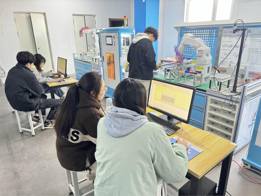 大学生实习操作精密仪器场景