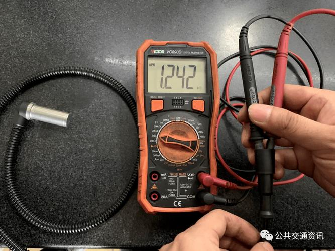 万用表测量ABS轮速传感器电阻操作实拍