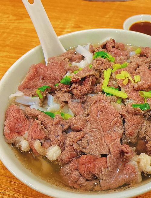 深夜的牛杂粿条：一碗汤里的慰藉
