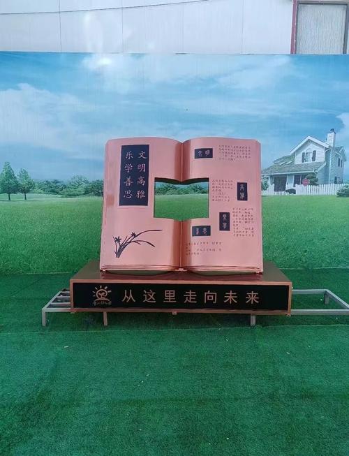 木桌上放着几本旧书和一个石头纪念品