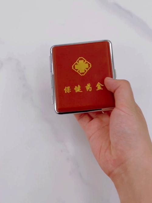 冠心病老人冬季出门随身带的帽子围巾和急救药盒