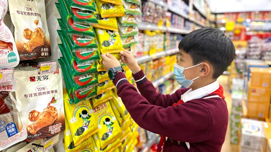 孩子在超市好奇指认商品标签