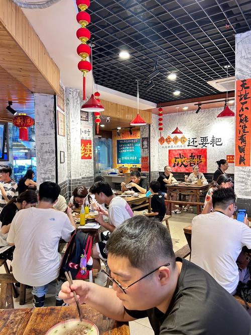 深夜街头蹄花汤三轮车摊 凌晨排队食客 猪蹄软烂
