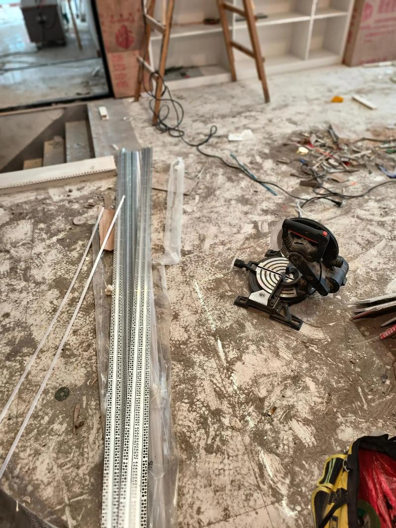 电工安装线性灯铝型材开槽接线施工现场