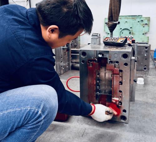 注塑车间风冷冷水机冷却模具实拍