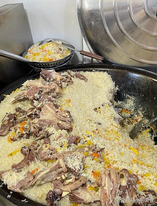 维吾尔族大姐在院子里盛抓饭