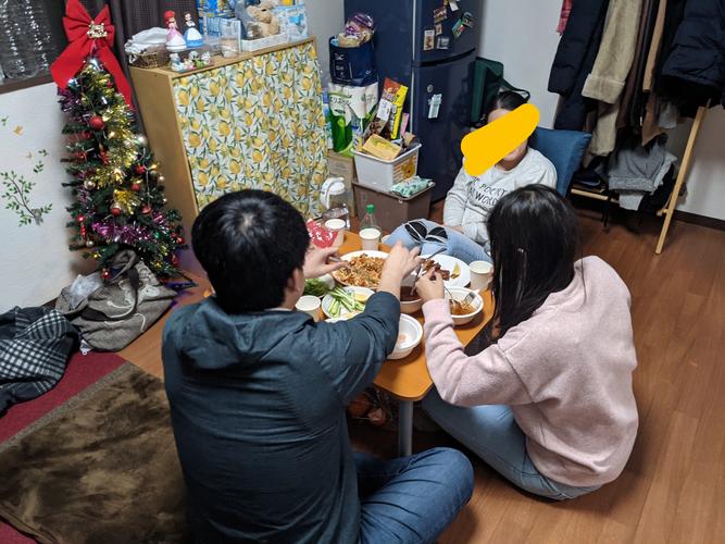 离婚后同居两人在出租屋客厅分锅吃饭的真实场景