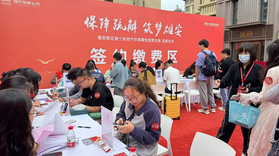 年轻人城市房屋租赁签约现场