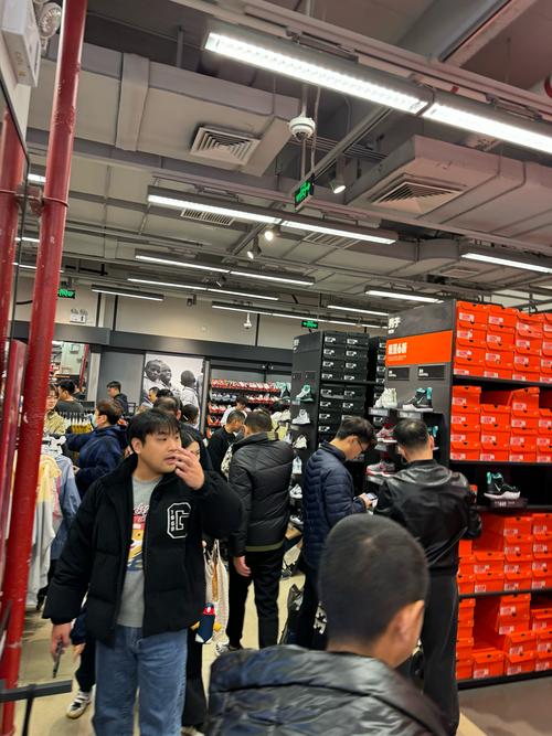 球鞋门店发售排队人群 年轻人穿着潮流