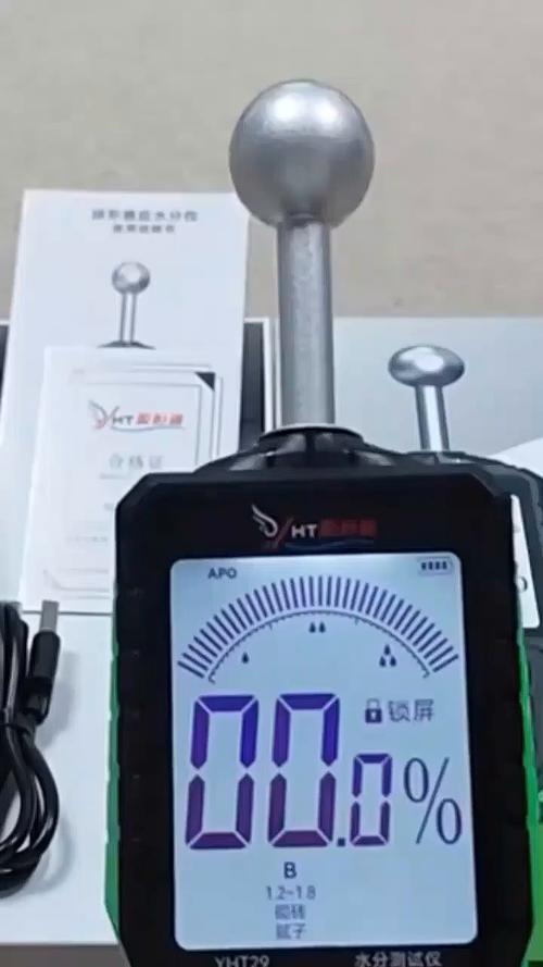 装修师傅用探针湿度计检测墙面含水率