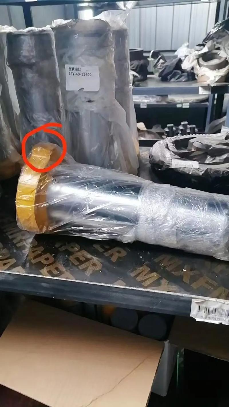 推土机履带张紧弹簧预压安装现场图