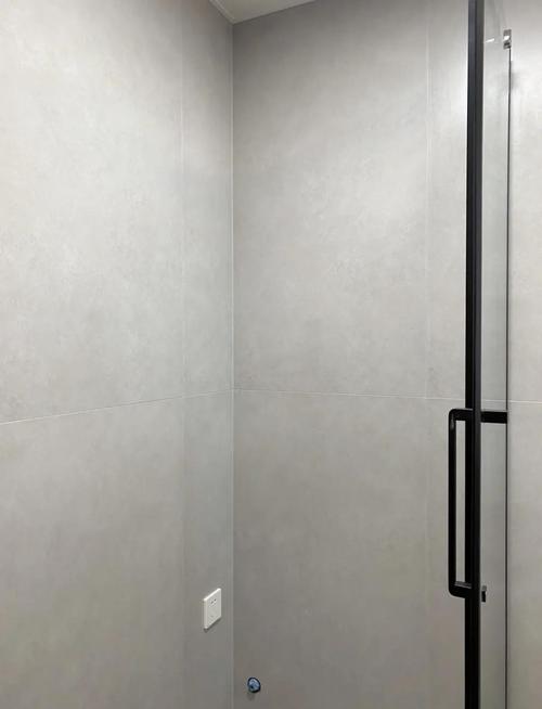 卫生间灰色瓷砖用环氧彩砂填缝效果特写