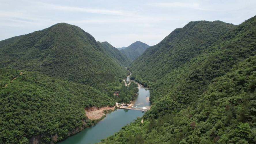 湖北南漳龙王峡漂流蜿蜒峡谷河道全景