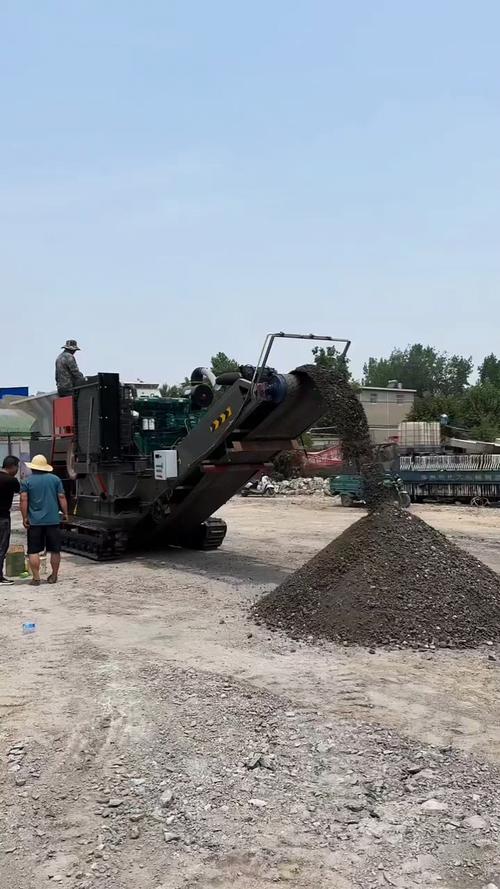 履带移动式破碎站现场进行建筑垃圾处理