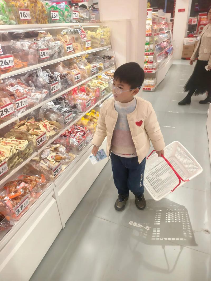 孩子在超市货架前对比价格标签的生活场景