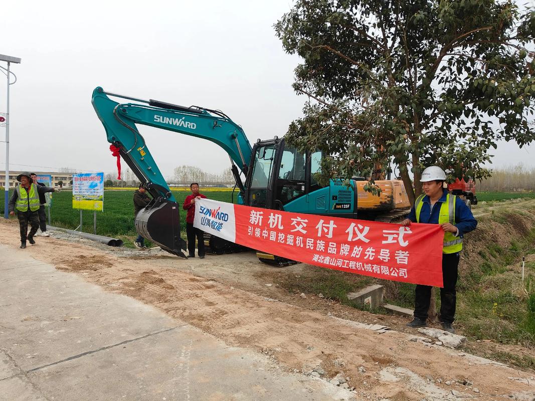 工业设备交付现场双方握手特写