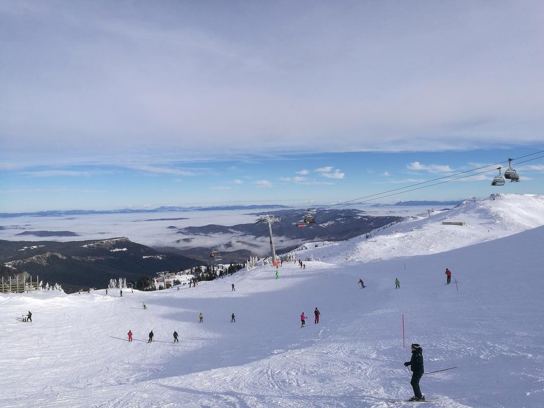 滑雪场初级道魔毯冬季场景