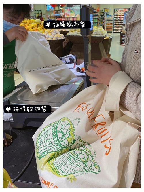 亲子超市购物时用环保布袋分装采购的日常食材