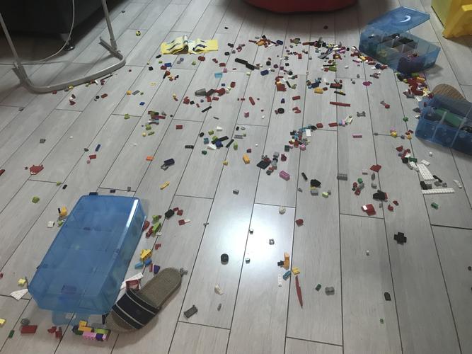 妈妈深夜蹲在儿童房地毯上捡乐高碎片