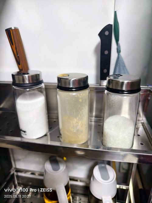 厨房窗台上被阳光晒变色的香料瓶