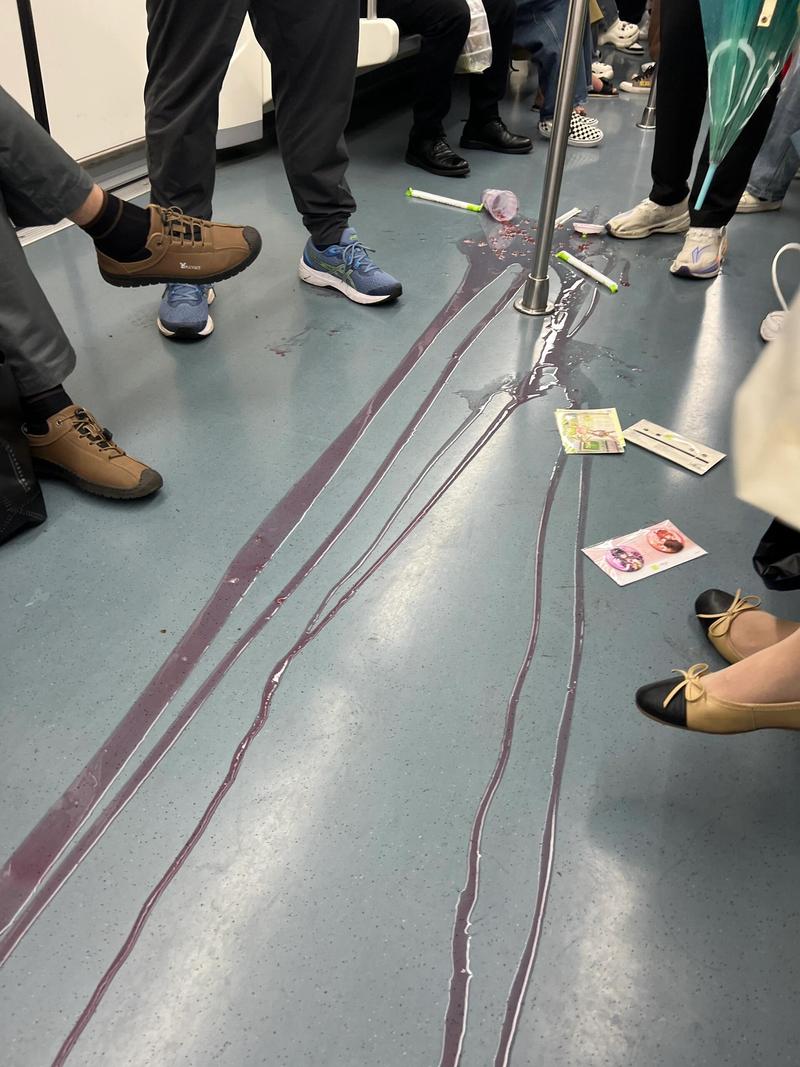 被挤变形的青团掉在地铁车厢地板