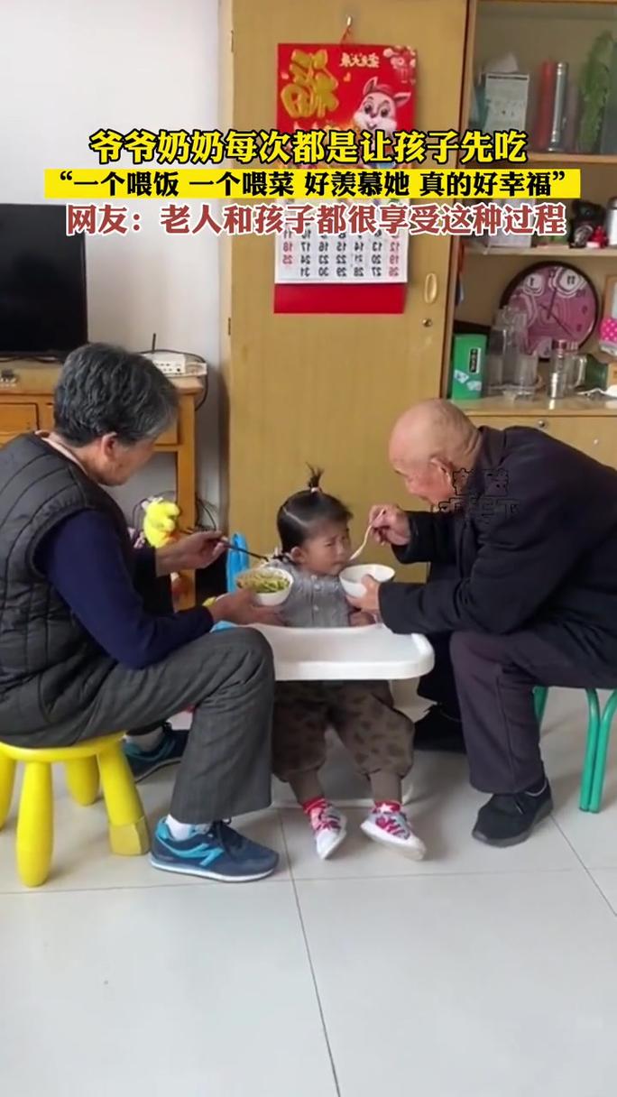 中国老人追着喂孩子吃饭的街拍场景