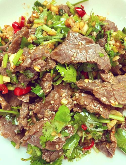 加了卤牛肉片的家常凉拌菜品